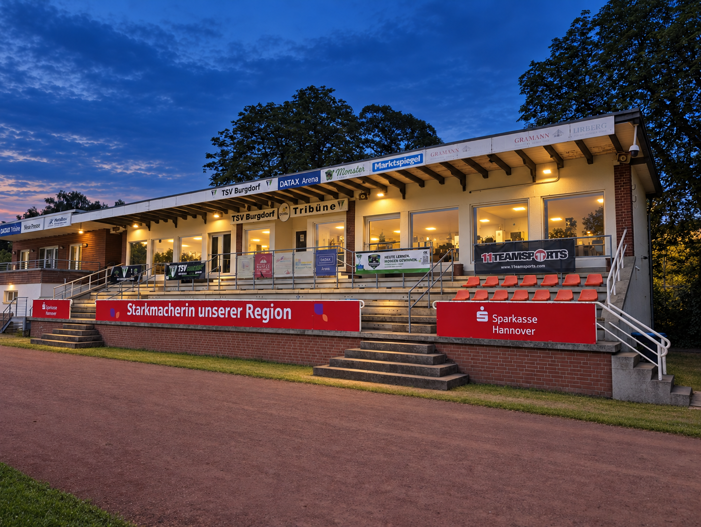 Tribüne und Vereinsheim der DATAX-Arena in beleuchteter Abendansicht