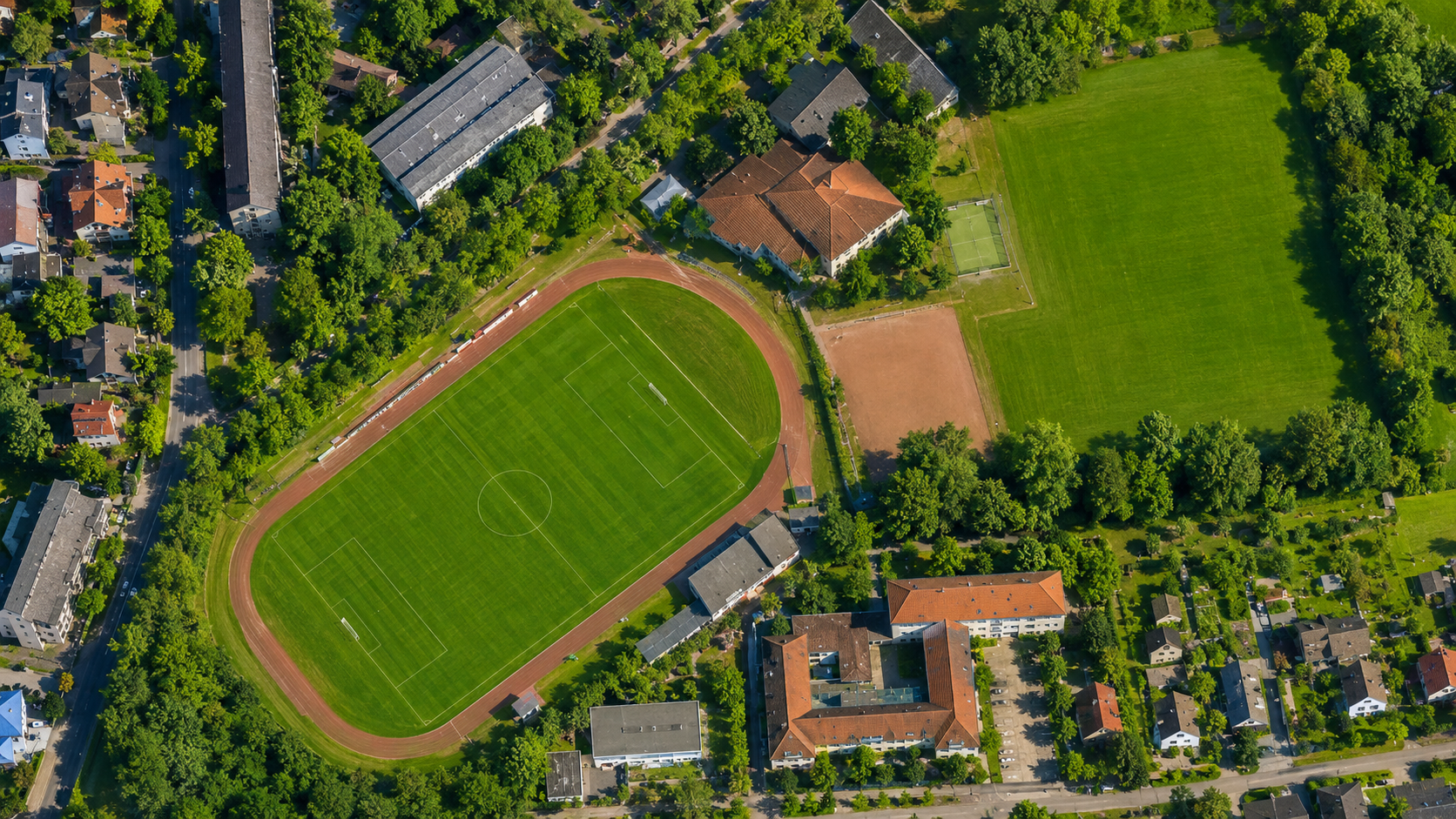 Luftaufnahme der DATAX Arena mit Hauptspielfeld und Trainingsfläche