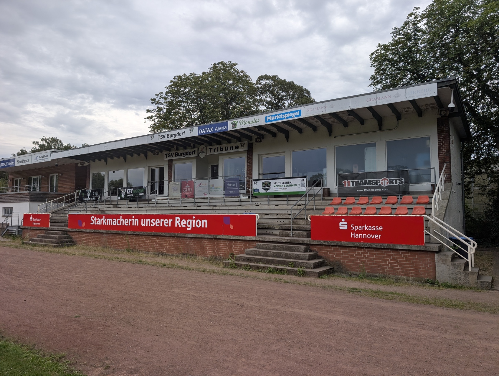 Vereinsheim und Tribüne der DATAX Arena