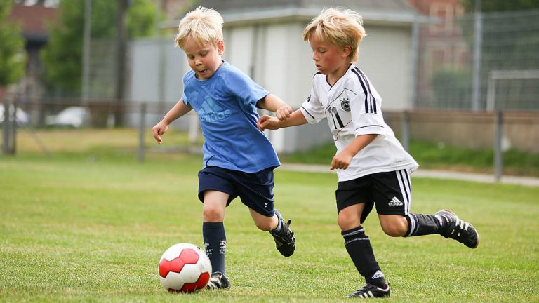 Wie suchen: die kleinen Fußballhelden!